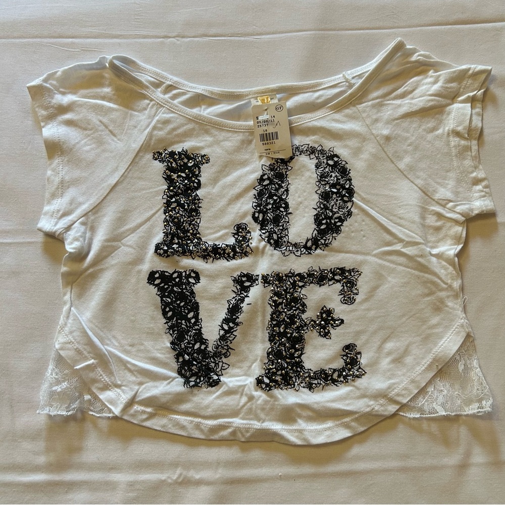 💰3 for $20 - Medium White Crop Top with Black LOVE Design